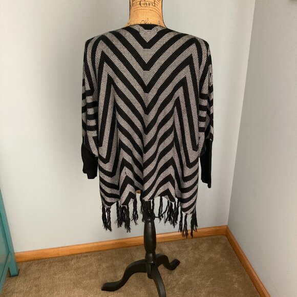Elan Zig Zag Long Sleeve Fringed Poncho Sweater ~ One Size - Picture 4 of 12